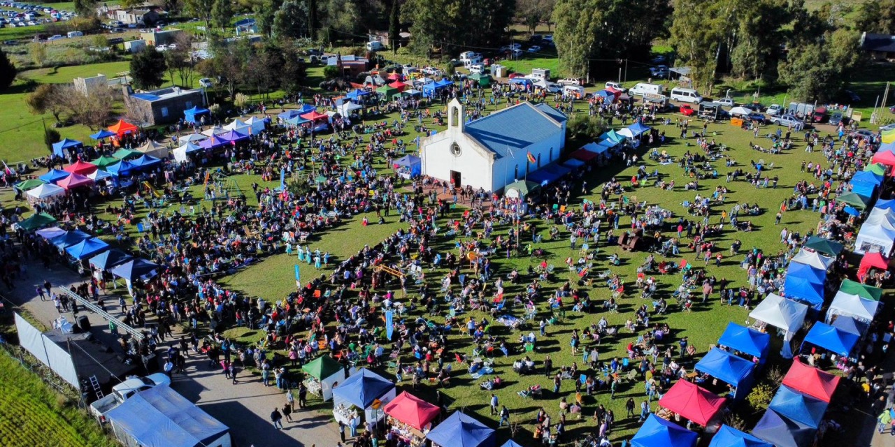 Una multitud en Colonia Nievas para Fiesta de la Kerb